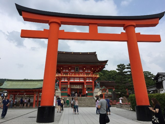 鳥居と奥に本殿