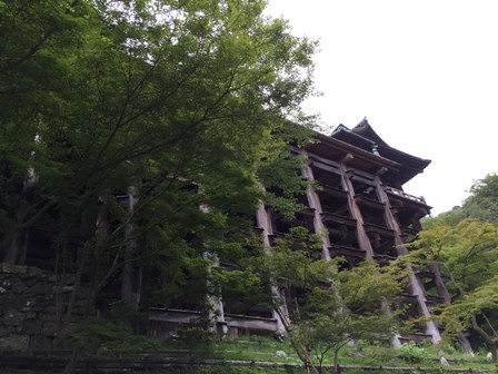 下から見上げた清水寺の舞台