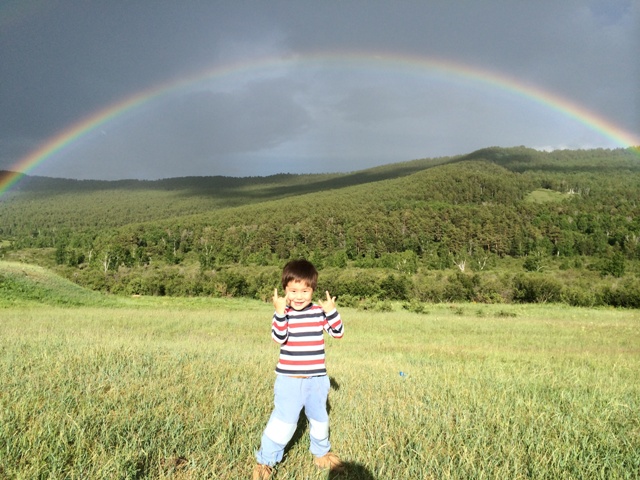 モンゴルの壮大な土地での大きな虹