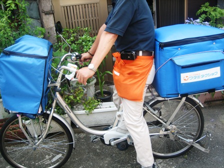 前後に重い保冷用箱付き電動自転車
